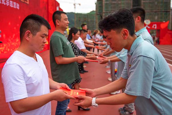 ���и�ҵ�Ƚ������ߴ������͡��л����񹲺͹��ܷ���������ѧ��������