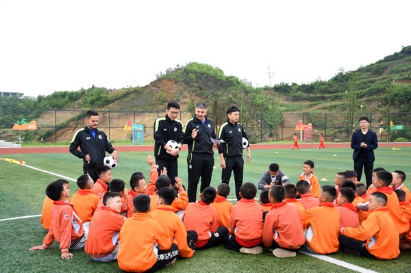 巴西足球教練吉列爾梅先生給小球員們講解足球知識。何力輝攝
