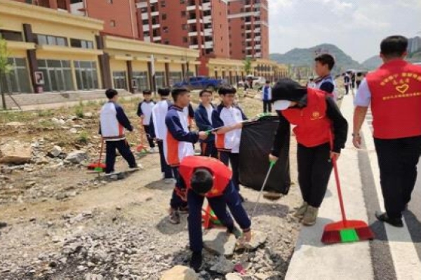  鎮寧實驗學校學生志願者在城鄉結合部開展“鄉村大掃除”活動。
