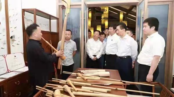 万达集团董事长王健林参观芦笙馆。