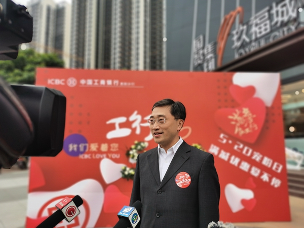 貴州省分行副行長黃文暉接受媒體採訪。