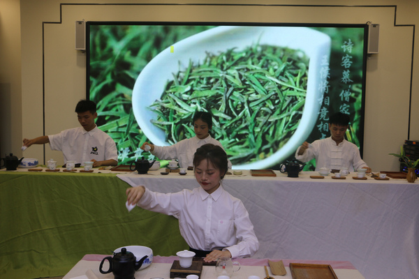 贵州大学茶学院学生进行茶艺表演。