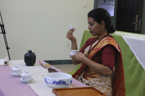 來自孟加拉國的留學生進行茶藝表演。