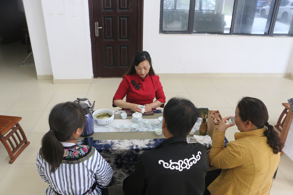 贵州大学茶学院老师进行茶艺表演。