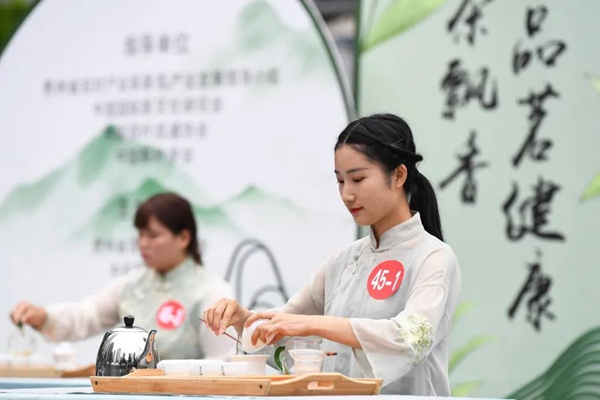 參賽選手在貴州綠茶第十屆全民沖泡大賽現場比拼茶藝。