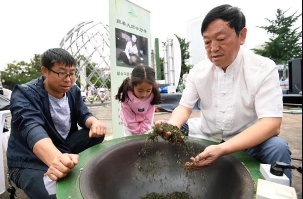 炒茶師現場炒茶。