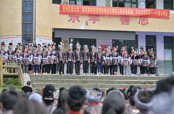 2021年5月25日,贵州省黔东南苗族侗族自治州从江县高增乡小黄小学的学生在演唱侗族大歌。