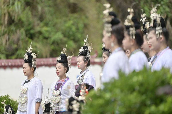 2021年5月25日,在贵州省从江县高增乡小黄小学,来自贵州民族大学的学生在表演侗戏《珠郎娘美》。