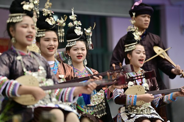 2021年5月25日，在貴州省從江縣高增鄉小黃小學，來自貴州民族大學的學生在彈唱侗族琵琶歌。