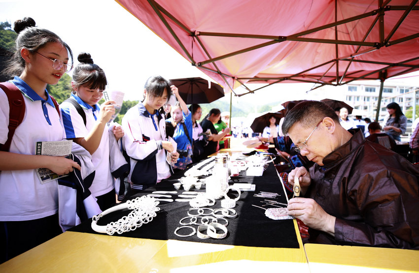 5月25日，在貴州省黔東南苗族侗族自治州劍河縣民族中學，非遺傳承人向學生展示非遺技藝。楊家孟攝