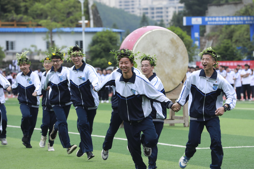 5月25日，在貴州省黔東南苗族侗族自治州劍河縣民族中學，學生參加校園苗族木鼓舞比賽。楊家孟攝