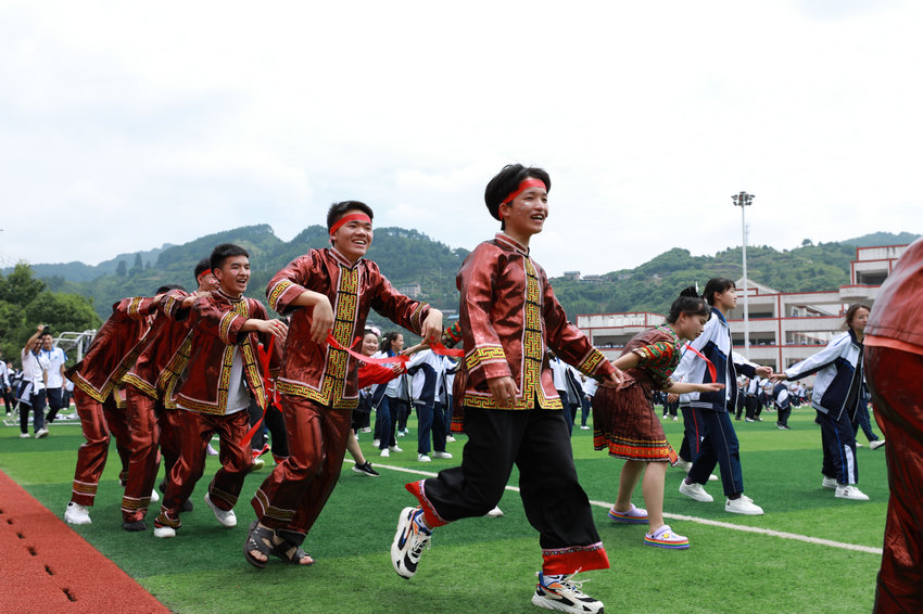 5月25日，在貴州省黔東南苗族侗族自治州劍河縣民族中學，學生參加校園苗族木鼓舞比賽。楊家孟攝