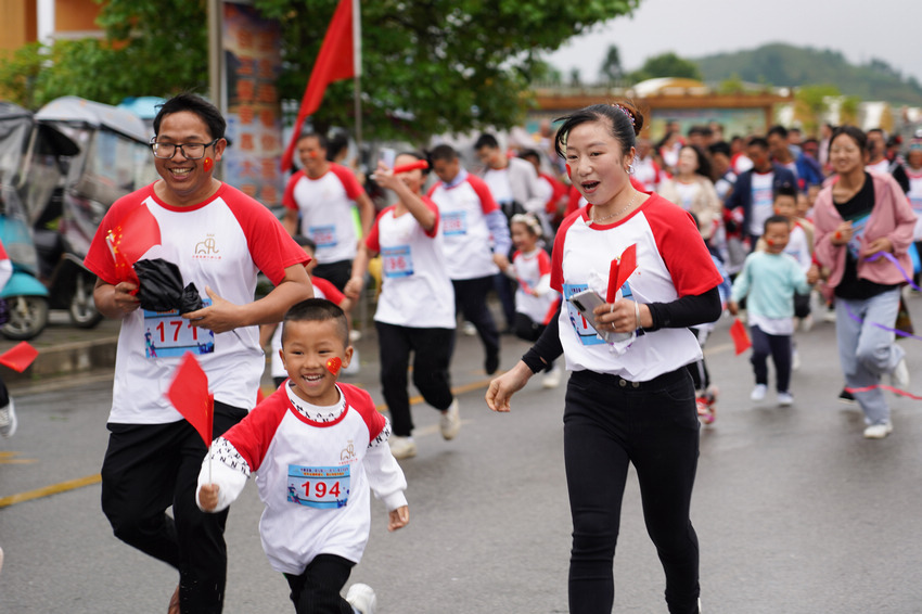 5月29日，在貴州省丹寨縣第二幼兒園，孩子和家長在參加“親子馬拉鬆”活動。