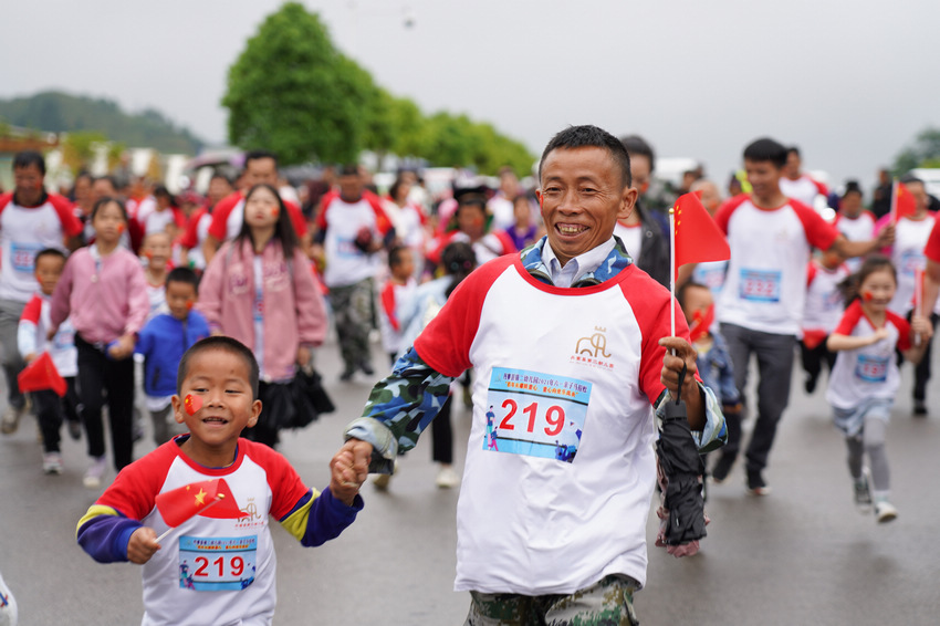 5月29日，在貴州省丹寨縣第二幼兒園，孩子和家長在參加“親子馬拉鬆”活動。