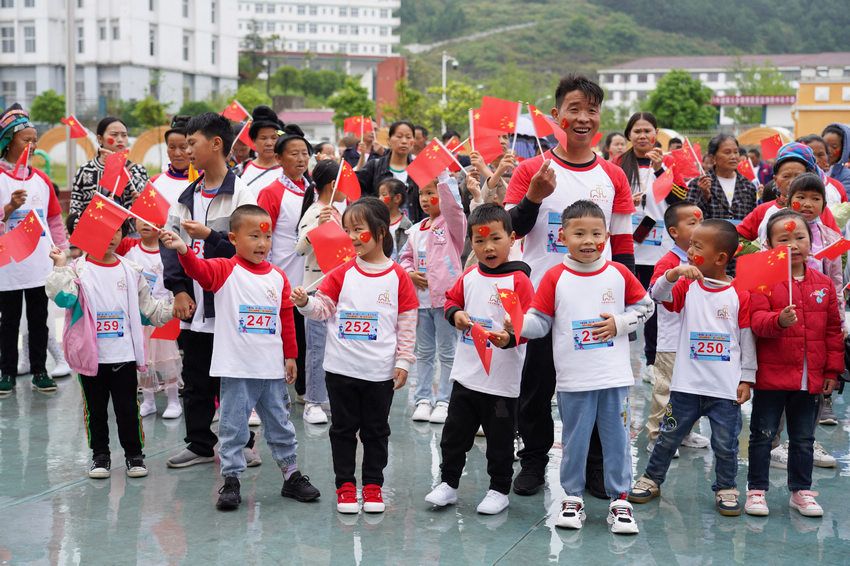 5月29日，在貴州省丹寨縣第二幼兒園，孩子和家長在參加“親子馬拉鬆”開幕式。