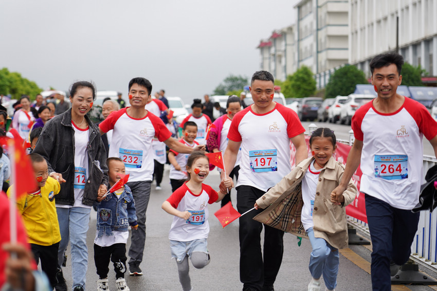 5月29日，在貴州省丹寨縣金泉街道易地扶貧搬遷安置區，孩子和家長在參加“親子馬拉鬆”活動。
