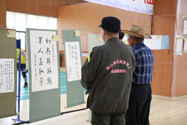 退役軍人代表參觀展出的書畫作品。