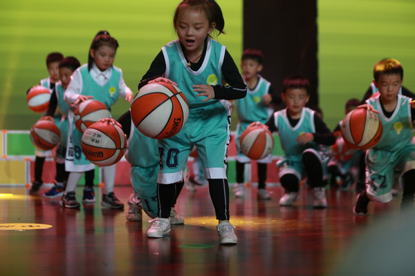 贵师大贵安附小学生们带来的《篮球宝贝》节目。