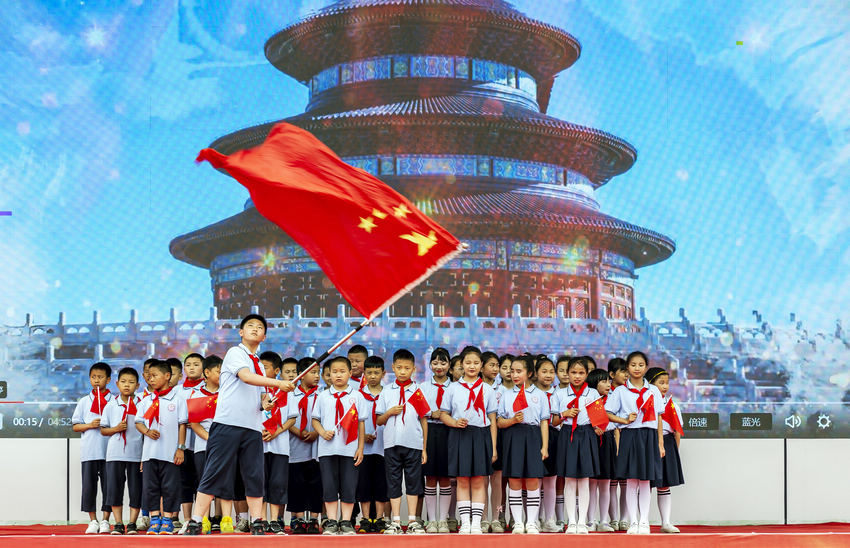 2021年5月31日，貴州省黔西市第一小學教育集團惠風分校首屆文藝匯演，學生在表演舞蹈《向快樂出發》。