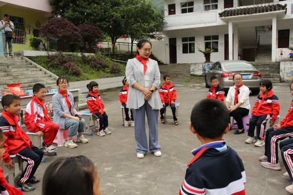 六一兒童節開展活動。（來源：荔波縣團委）.JPG