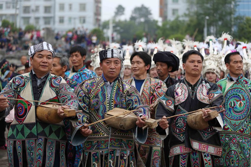 2016年5月1日，苗族村民在貴州省丹寨縣非遺巡游活動中演奏《苗族古瓢舞》傳統樂器“古瓢琴”。