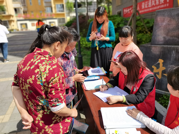 樂崗五新社區組織志願者收集微心願。