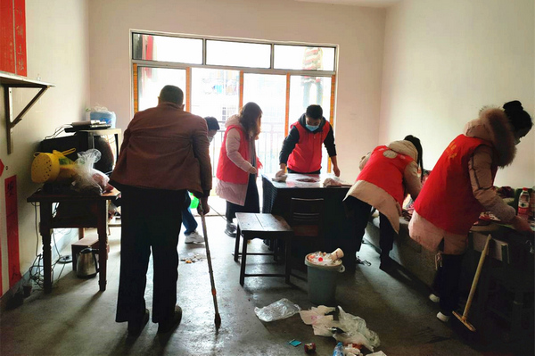 社區殘疾老人陶真國通過微心願點單，社區志願者接單並上門為老人打掃、整理房間。