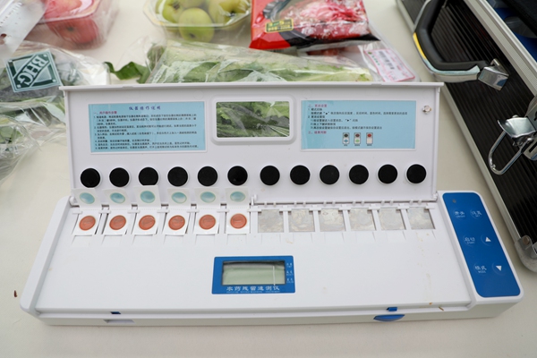 农药残留速测仪，经过检测蔬菜类食品均合格。