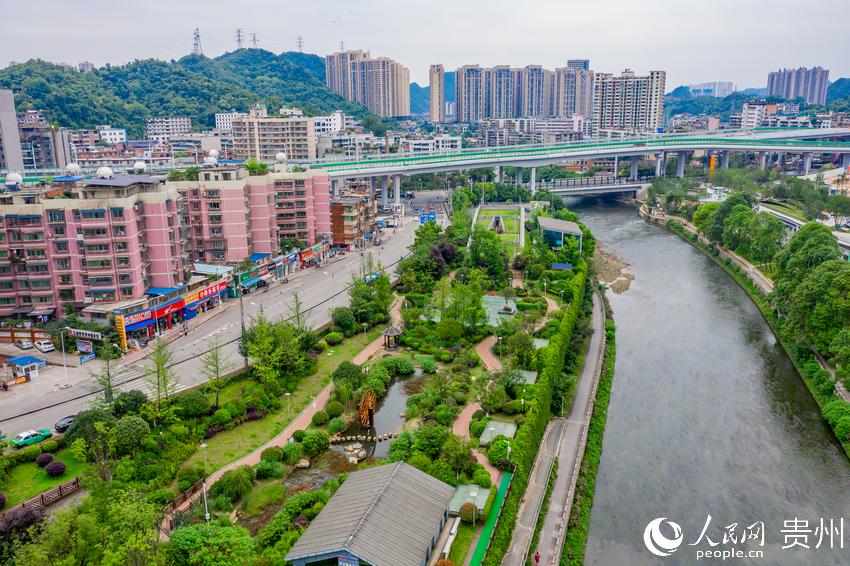青山再生水廠地面活水景觀公園與貴陽“母親河”南明河。人民網 涂敏攝