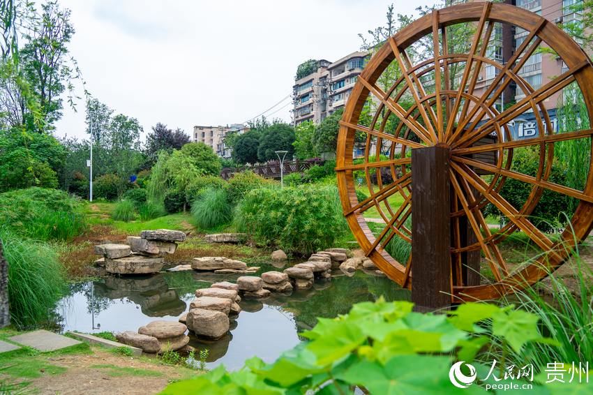 青山再生水廠地面活水景觀公園一角。人民網 涂敏攝