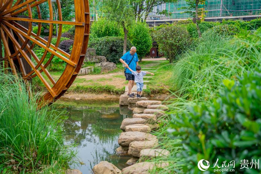 附近居民在青山再生水廠地面活水景觀公園內游玩。人民網 涂敏攝