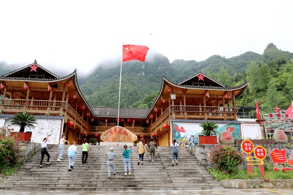 圖為游客前往鳳儀緣游玩。梅亞軍攝