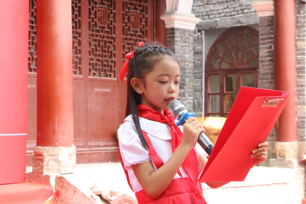 貴陽市第二實驗小學的學生代表朗誦《紅船精神引領我們》。 江楓攝