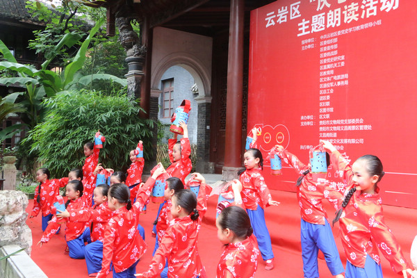 小花幼兒園花蕾藝術團帶來的《革命紅燈代代傳》表演。 江楓攝