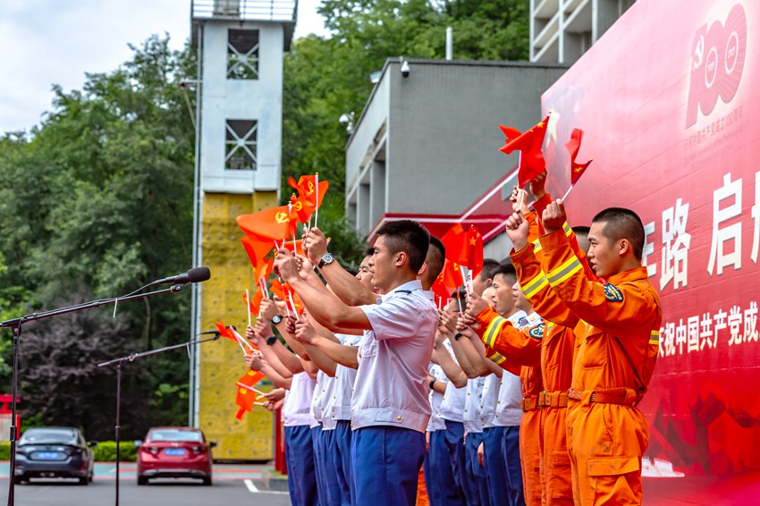 2021年6月29日，貴州省黔西市消防救援大隊舉行文藝展演直播慶祝建黨100周年。范暉攝