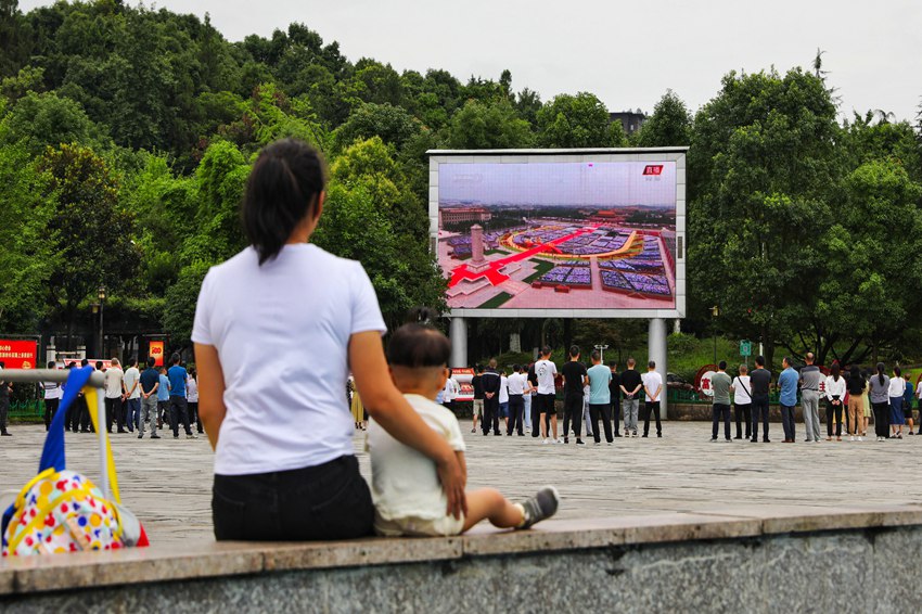 務川自治縣群眾自發觀看慶祝中國共產黨成立100周年大會直播。田東攝