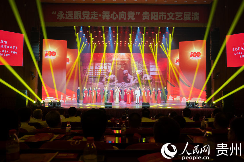 京剧表演唱《没有共产党就没有新中国》。人民网 涂敏摄
