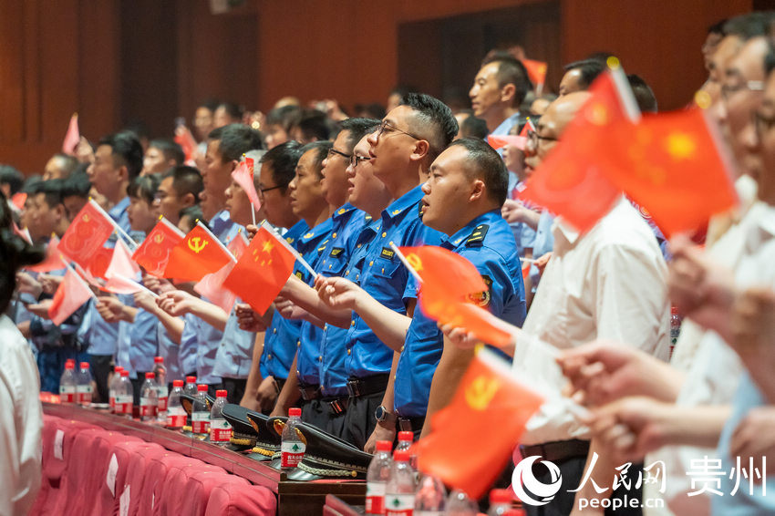 全场人员齐唱《没有共产党就没有新中国》。人民网 涂敏摄