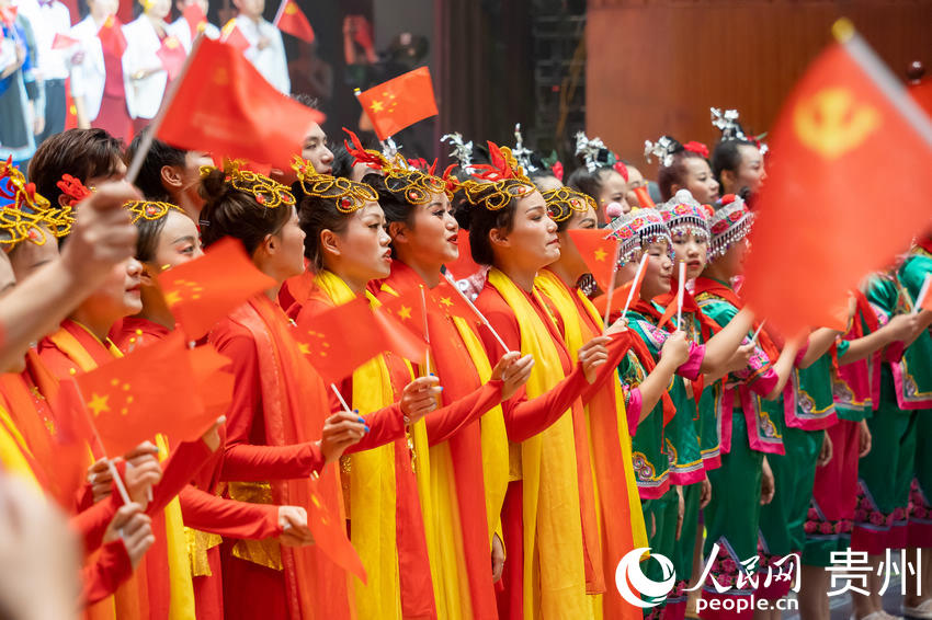 全场人员齐唱《没有共产党就没有新中国》。人民网 涂敏摄