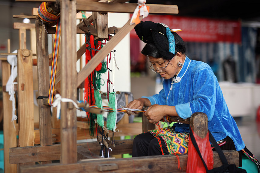 7月7日，在貴州省丹寨縣金泉街道易地扶貧搬遷安置點培訓班上，一名搬遷群眾在學習苗族織錦技藝。