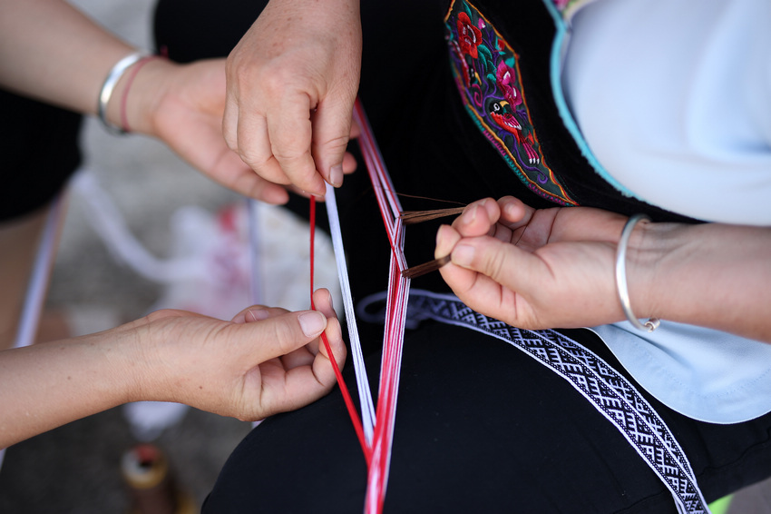 7月7日，在貴州省丹寨縣金泉街道易地扶貧搬遷安置點培訓班上，搬遷群眾在相互學習苗族織錦技藝。