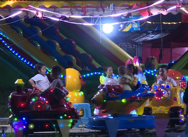 开心的孩童。江佳蓉摄