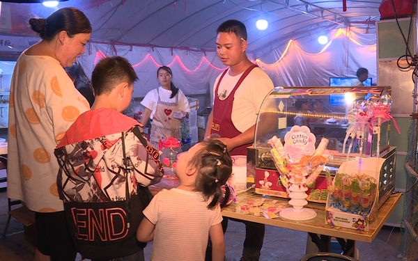 正在购买夜市小吃的游客。江佳蓉摄