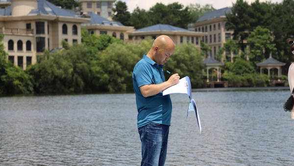 正在巡河的呂祥。