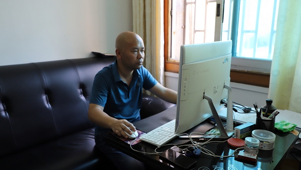 正在工作的呂祥。