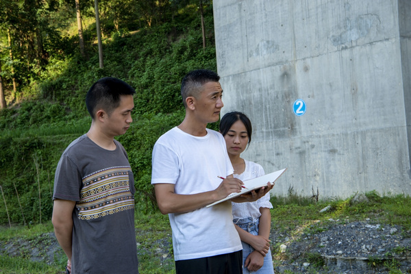 老师带着学生们在写生。