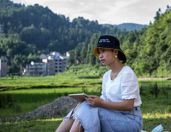 学生们在写生。