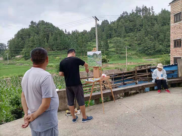 老师们在做写生示范。