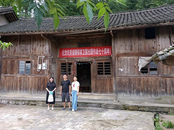 带队老师拜访志愿老军人。