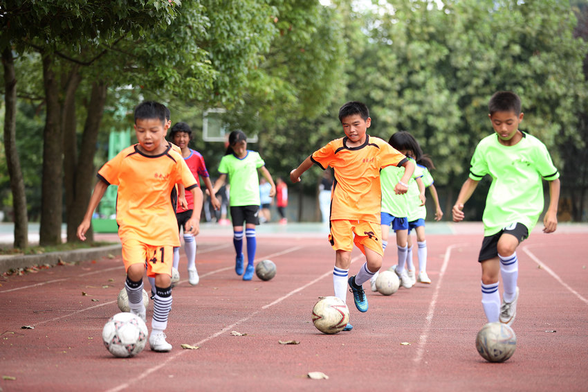 7月11日，在貴州省丹寨縣揚武中學足球場，小球員在進行帶球訓練。